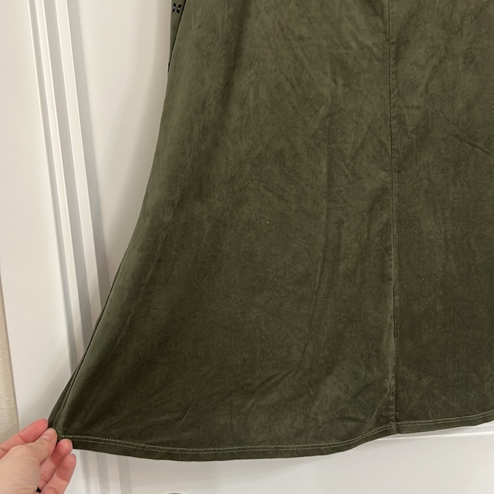 NAÏF Plus Size 3XL 3/4 Sleeve Army Green Floral Punched Faux Suade Blouse - Picture 10 of 11